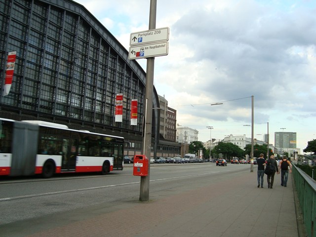 ハンブルク中央駅。正面から見ると、左側面に当たる通りからの､駅舎。ここは橋の上で、下を列車が走っているのが見える。
